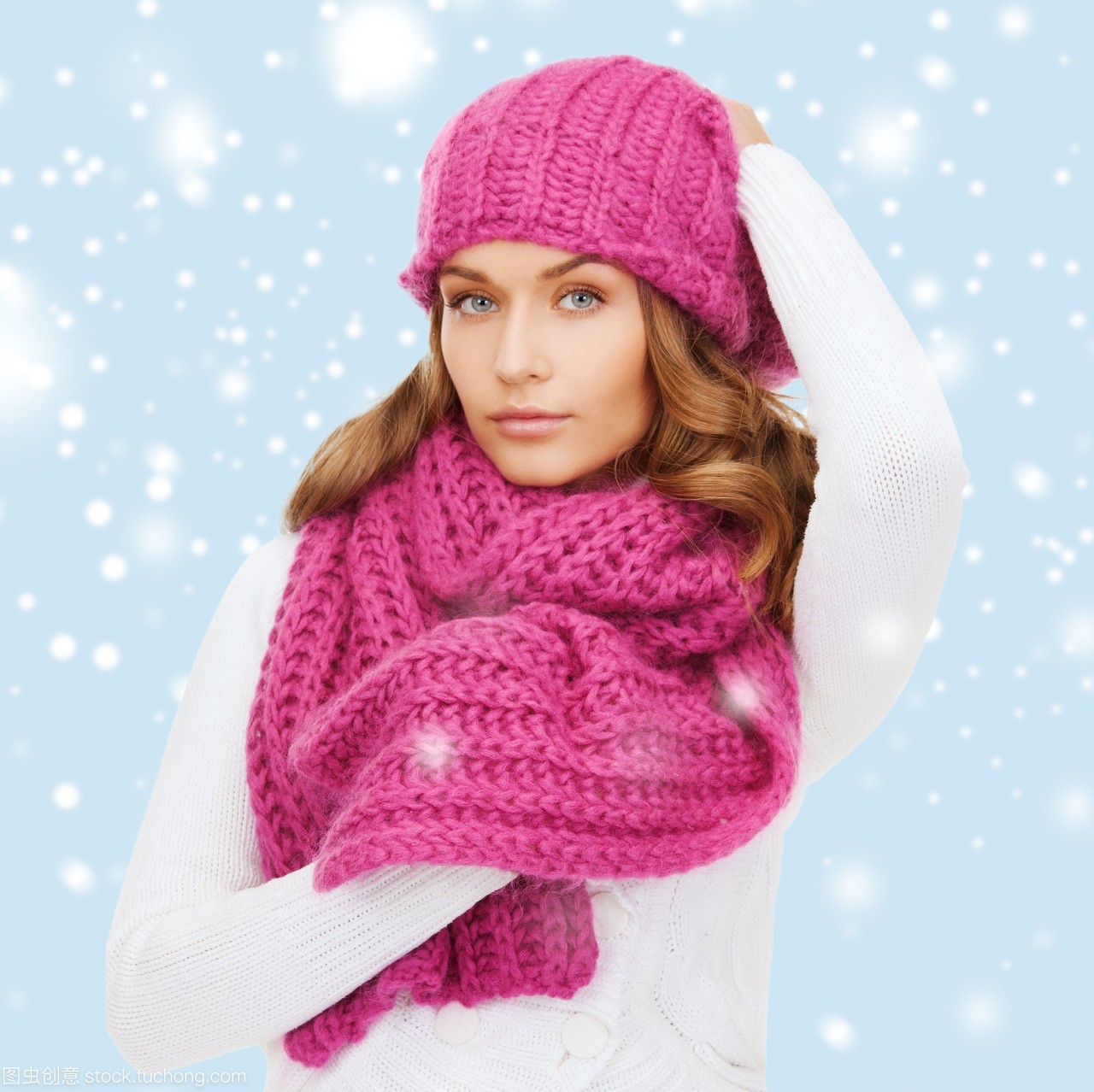 冬天,人们和幸福的概念——女人戴着粉红色的帽子和围巾